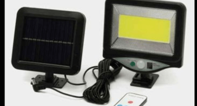 LED светильник с датчиком движения на солнечной батарее, с пультом.